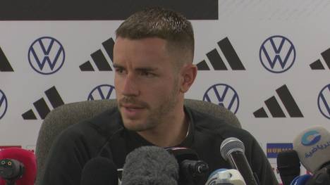 Auf der DFB-Pressekonferenz im Oman kommt es zu einer kuriosen Situation, als Christian Günter von einem Journalisten mit dem Bundestrainer Hansi Flick verwechselt wird.