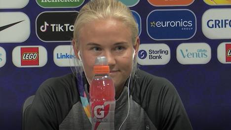 Dänemarks Offensiv-Star Pernille Harder freut sich beim EM-Auftaktspiel gegen Deutschland auf ihre ehemaligen Mitspielerinnen des VfL Wolfsburg, warnt aber vor der Qualität der Deutschen.