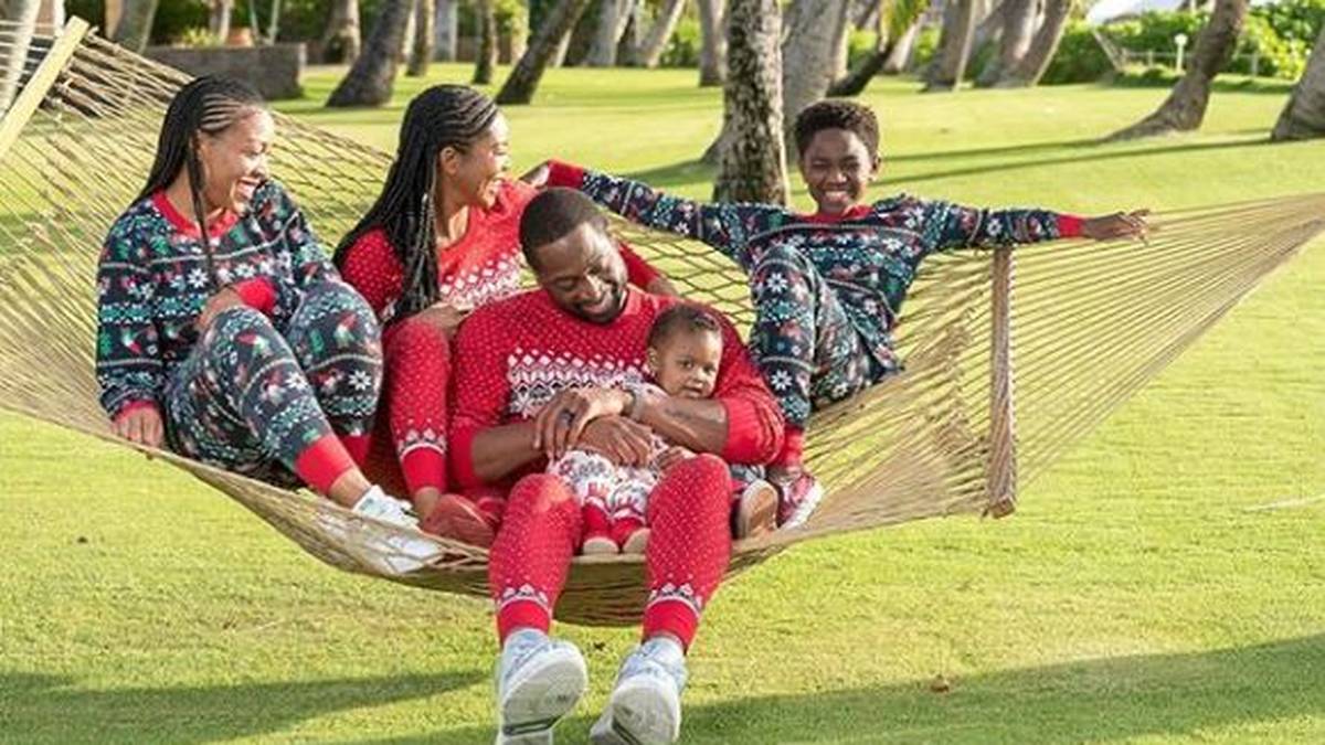 Schräge Weihnachts-Pulli? Da lässt sich Familie Wade nicht lumpen. Ex-NBA-Star Dwyane Wade hat sichtbar Spaß dabei