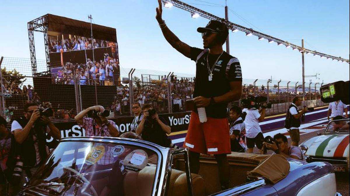 Auch in Südostasien feiern die Fans Weltmeister Lewis Hamilton wie einen Popstar