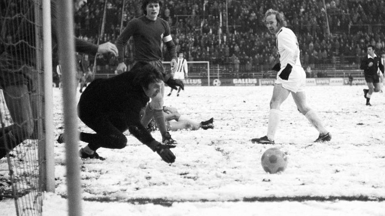 Torwart Rudi Kargus zeigt seine Künste auf schneebedecktem Rasen