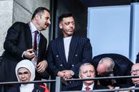 Mesut Özil sorgt mit Posts in den sozialen Medien für Aufsehen. Doch damit nicht genug: Der ehemalige Nationalspieler besucht das Berliner Olympiastadion.