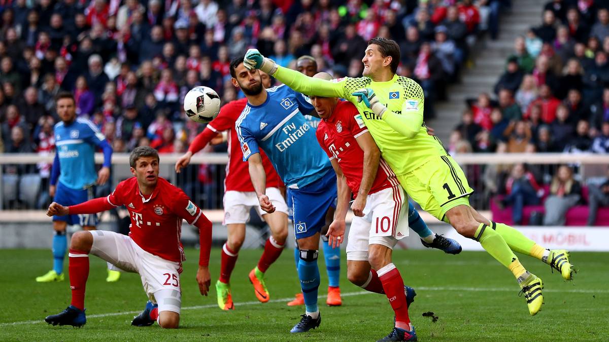 Hamburgs Torhüter Rene Adler hat alle Hände voll zu tun