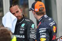 Die Kollision in Ungarn hat die ohnehin angespannte Beziehung der beiden Formel-1-Superstars offenbar doch mehr belastet als zunächst gedacht. Lewis Hamilton wirft Max Verstappen vor, sich nicht wie ein wahrer Weltmeister zu verhalten und sein Team zu wenig zu unterstützen. 