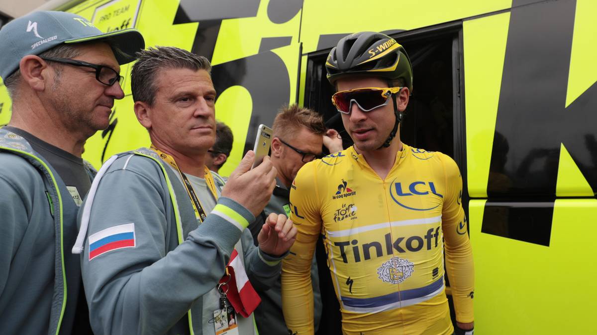 Auch vor dem Start der 3. Etappe ist Sagan ein begehrter Gesprächs- und Selfiepartner. Kein Wunder, fährt er doch im Gelben Trikot