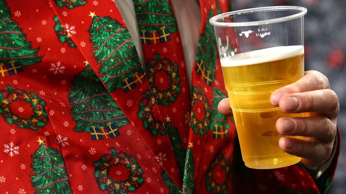 Einer der Anzugträger präsentiert das wichtigste Utensil - und sein 180er-Schild