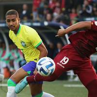 Bayer Leverkusen könnte bald ein brasilianisches Top-Talent unter Vertrag nehmen. Einem Medienbericht zufolge soll der Wechsel von Arthur noch am Wochenende perfekt werden.