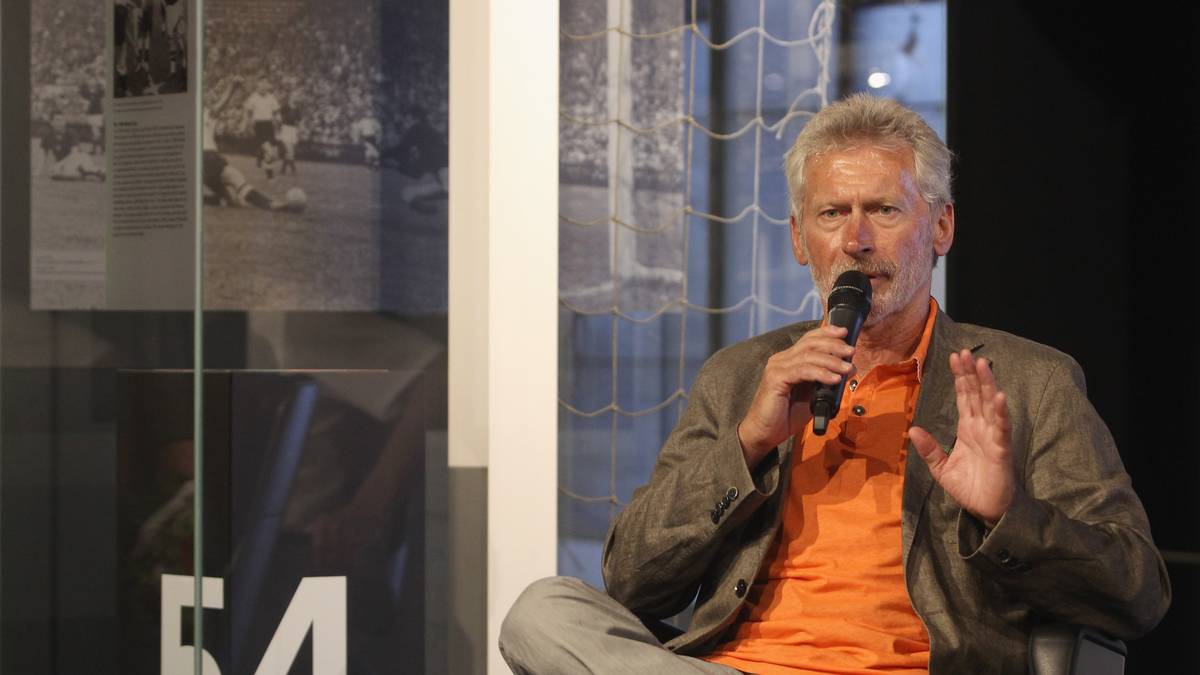 PAUL BREITNER: Der Weltmeister spielte 1976 den Sergeant Stark in der Westernparodie "Potato Fritz". Udo Jürgens komponierte die Musik dazu, doch entgegen aller Erwartungen floppte der Streifen