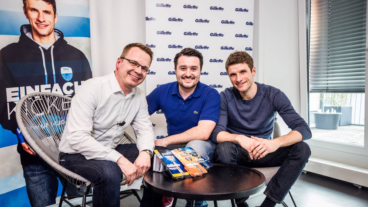 Die SPORT1-Redakteure Martin Volkmar (l.) und Stefan Kumberger (M.) trafen Thomas Müller zum Interview