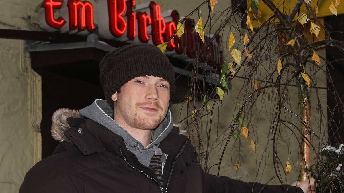 DANNY AUS DEN BIRKEN: Der Dritte im Bunde der deutschen Torhüter wechselte er erst im Verlauf der gerade zu Ende gegangenen Saison von den Kölner Haien zu Red Bull München. Warum er so einen ungewöhnlichen Nachnamen trägt, weiß er selbst nicht. Im "Express" sagte er mal: "Möglicherweise lebten unsere Vorfahren in einem Birkenwald. Und wenn sie ins Dorf kamen, hieß es dann vielleicht: 'Da kommen die Leute aus den Birken.'