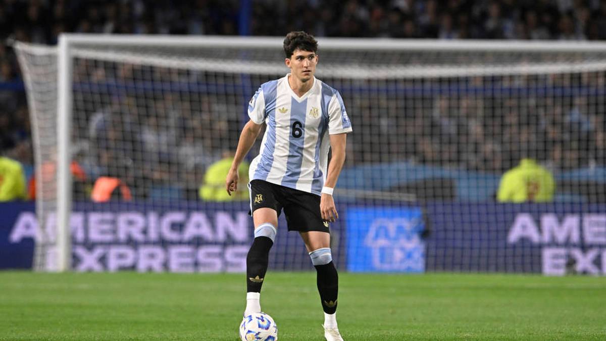 ARGENTINIEN: Ex-Dortmunder Leonardo Balerdi musste kurz vor Turnierstart aus dem Vorbereitungscamp des Weltmeisters abreisen. Im Training hatte er sich eine Muskelverletzung zugezogen.