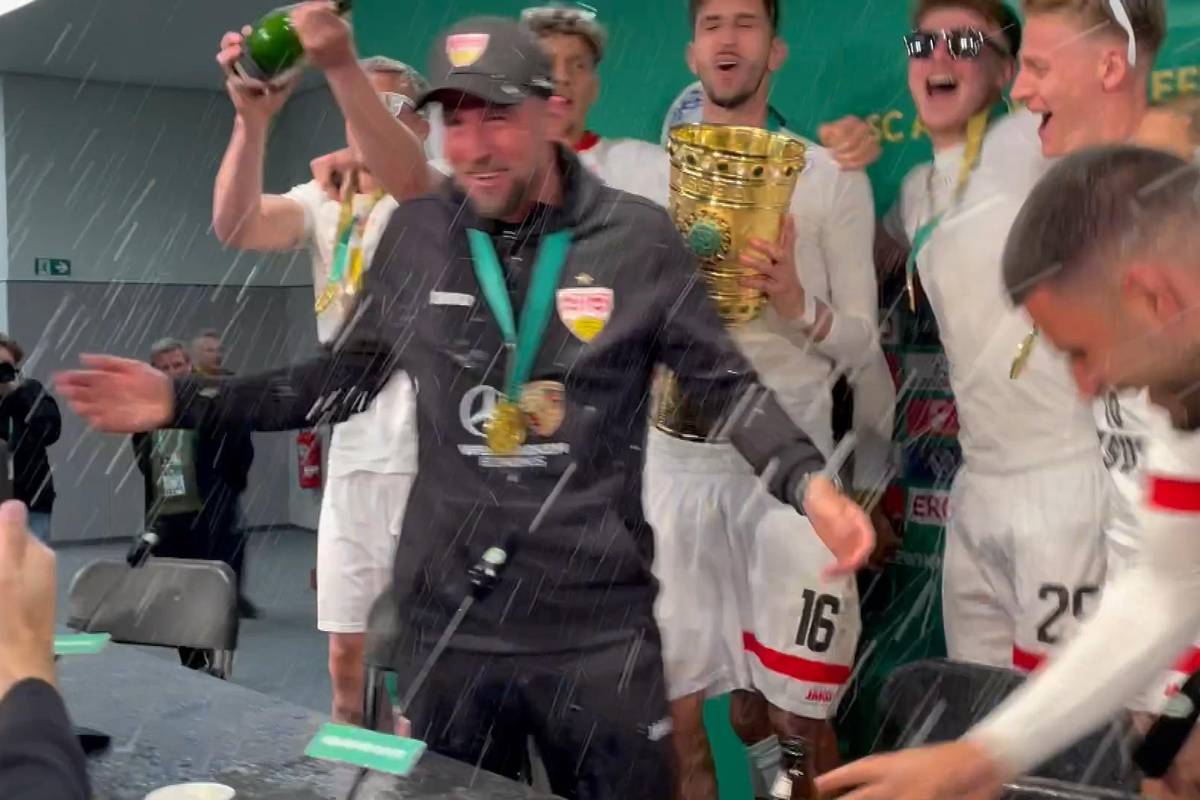 Die Pressekonferenz von Trainer Sebastian Hoeneß nach dem Pokalsieg des VfB Stuttgart endet abrupt, weil die Profis den Saal stürmen und ihren Coach gleich mitnehmen.