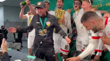 Die Pressekonferenz von Trainer Sebastian Hoeneß nach dem Pokalsieg des VfB Stuttgart endet abrupt, weil die Profis den Saal stürmen und ihren Coach gleich mitnehmen.