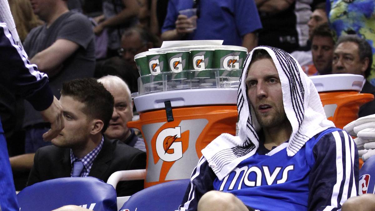 Nowitzki und die Mavs wehren sich aber nach Kräften und bringen die Spurs an den Rande des K.o., ehe sie sich im siebten Spiel der Serie doch geschlagen geben müssen - immerhin gegen den späteren NBA-Champion