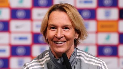 DFB-Bundestrainerin Martina Voss-Tecklenburg spricht über Bezahlung im Frauen-Fußball.