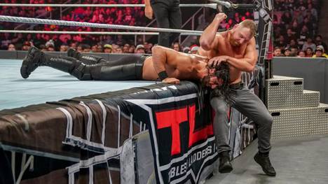 Dean Ambrose (r.) nahm Seth Rollins bei WWE TLC 2018 den Intercontinental Title ab