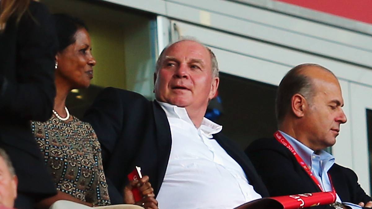 “Auch Manchester United, die im Fußball mit weitem Abstand im Merchandising die Nummer 1 waren, habe ich besucht. Die hatten schon einen Fanshop und eine eigene Versandabteilung. Durch learning by doing habe ich das aufgearbeitet“. Hoeneß lernt - und entwickelt einen Plan