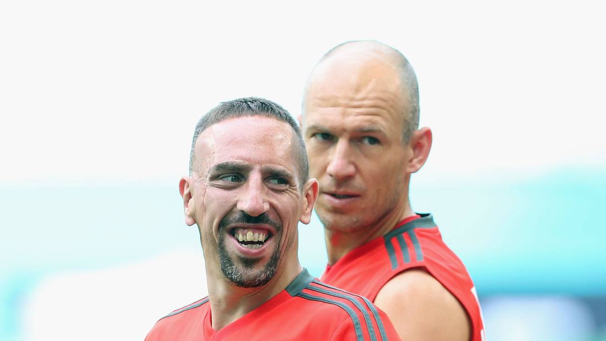 Vor allem die Routiniers Franck Ribery (links, 35) und Arjen Robben (34) gilt es im nächsten Jahr wohl zu ersetzen. Dann laufen die Verträge der beiden Flügelspieler aus. Für diese Saison erhielten sie noch einen Einjahres-Kontrakt. Auch die Verträge der Außenverteidiger Rafinha und Juan Bernat enden 2019