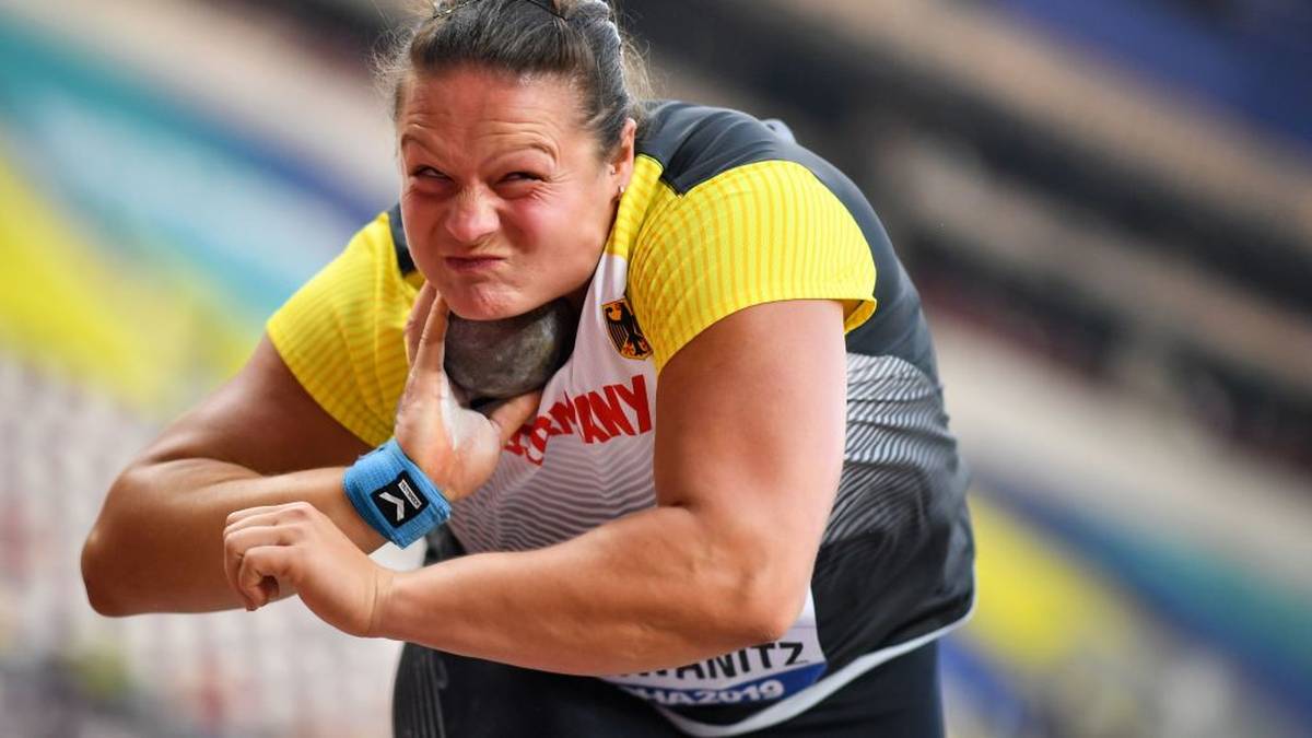 Allerdings musste sie eine kleine Achterbahnfahrt überstehen. Nachdem sie im zweiten Versuch auf dem dritten Rang landete, verlor sie diesen in Runde vier wieder