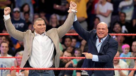 Kurt Angle (r.) präsentierte bei WWE Jason Jordan als seinen Sohn