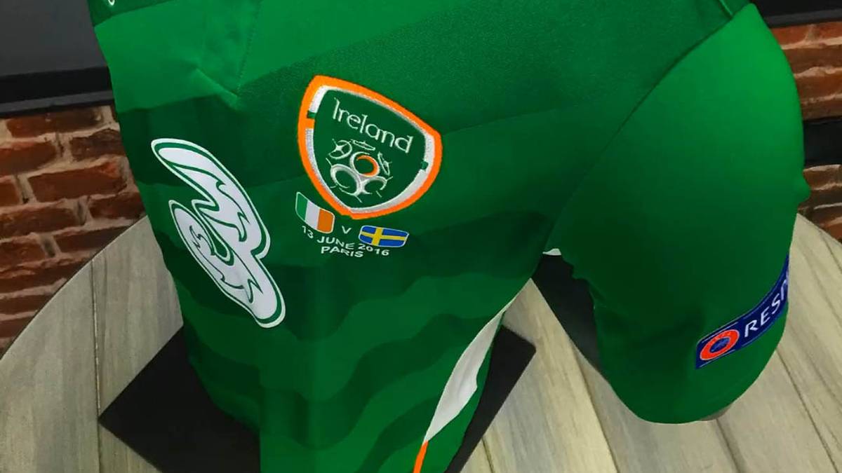 Ihr Trikot aber kann sich durchaus sehen lassen. Mit grünen Diagonalstreifen und einem dezenten Goldton an Kragen und um das Verbandsemblem ist es ein absoluter Hingucker