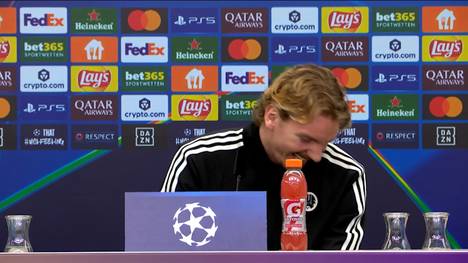 Auf der Pressekonferenz vor dem Champions-League-Spiel gegen Leverkusen wird Newcastles Nick Woltemade eine Frage zu seinem Privatleben gestellt - plötzlich wirkte der Stürmer ziemlich verlegen. 