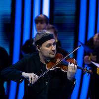 Bei der EM-Auslosung in der Hamburger Elbphilharmonie tritt unter anderem Star-Geiger David Garrett auf. Auch ein Musikfilm wird dargeboten. Im Netz spotten die Zuschauer über die Gala.