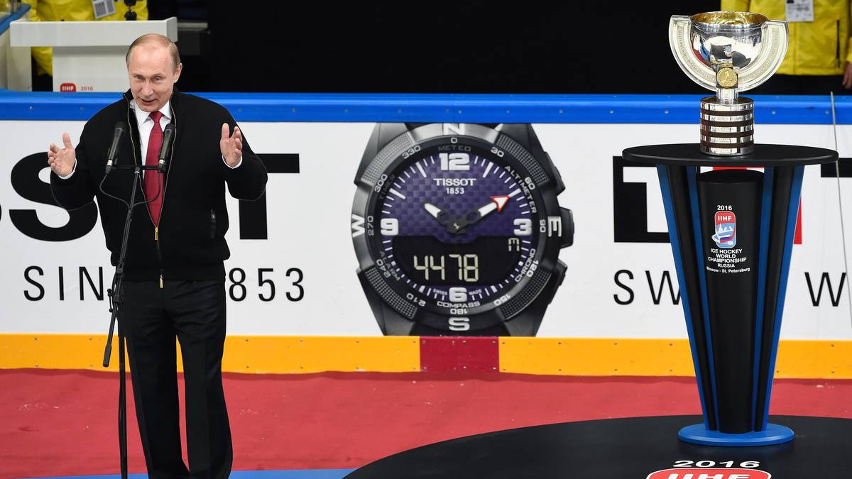 Russlands Präsident Wladimir Putin nimmt Siegerehrung vor