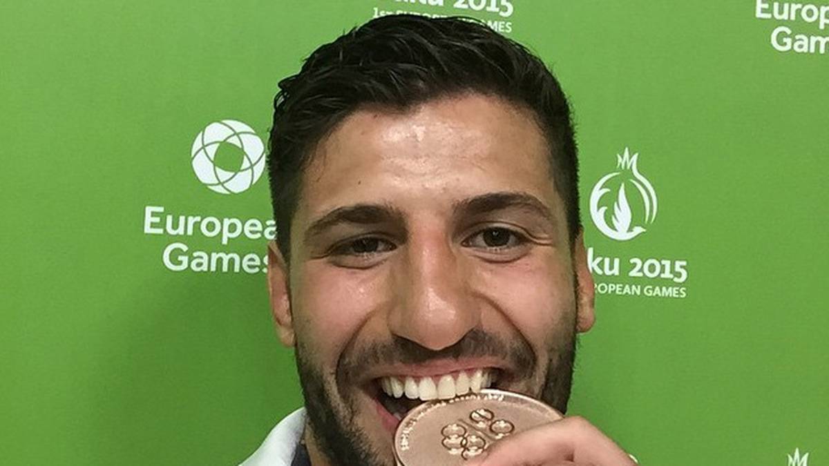 Ramsin Azizsir macht den Bisstest. Der Ringer krallt sich in der Gewichtsklasse bis 85 Kilo die Bronzemedaille