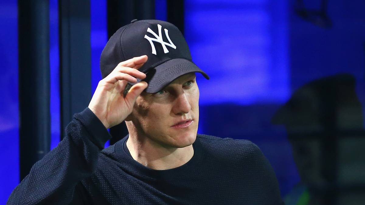 Und wieder verletzt: Bastian Schweinsteiger fliegt am Mittwoch von Berlin nach München zum Nationalmannschaftsarzt Hans-Wilhelm Müller-Wohlfahrt. Der Kapitän reißt sich erneut das Innenband im rechten Knie. Mit derselben Verletzung fehlt Schweinsteiger zuletzt schon monatelang Manchester United. Sollte sich die Diagnose bewahrheiten, wäre sein EM-Aus wohl unvermeidbar. Schweinsteiger droht, seine internationale Karriere durch die Hintertür zu beenden