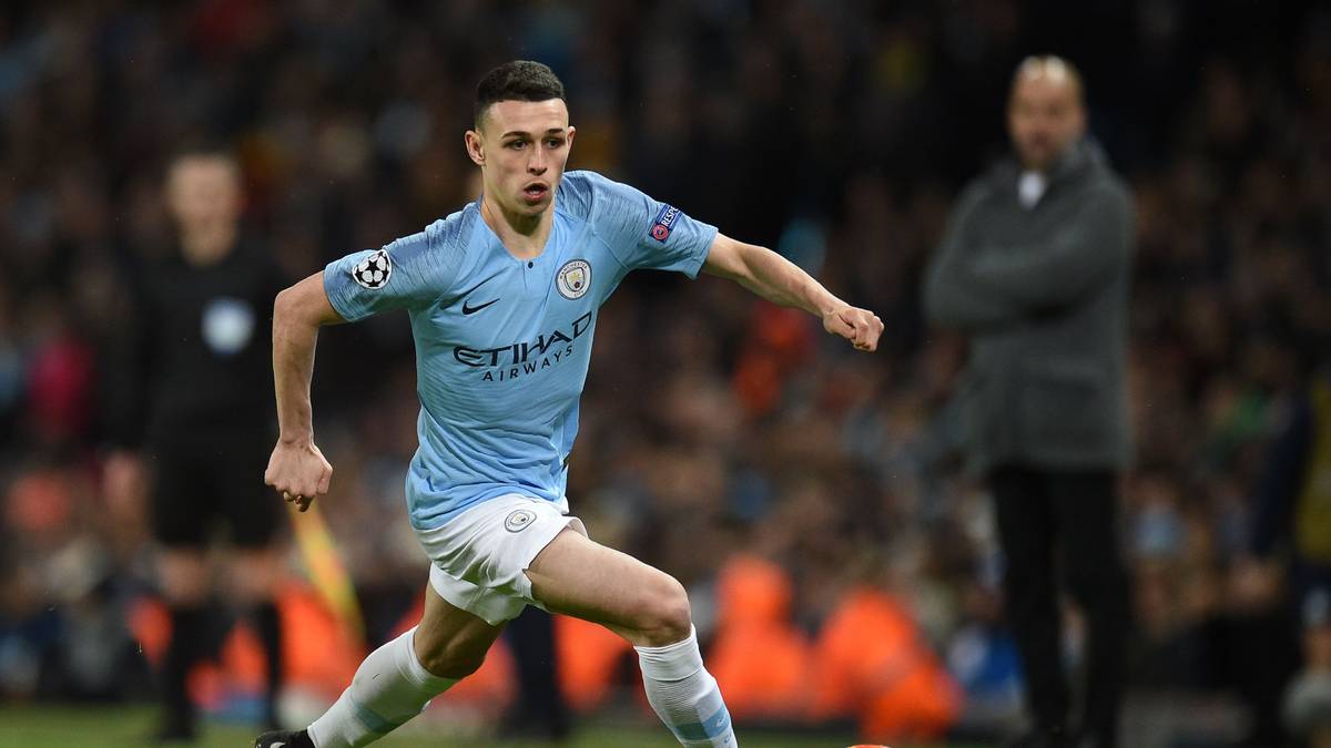 Das Mega-Talent kämpft im Starensemble von City um seine Einsatzzeiten und ist daher noch nicht in die Fußstapfen von Sancho oder Hudson-Odoi getreten. Doch sollten seine Einsatzzeiten im Verein zunehmen, ist er ein Kandidat für den zügigen Aufstieg in die A-Nationalmannschaft