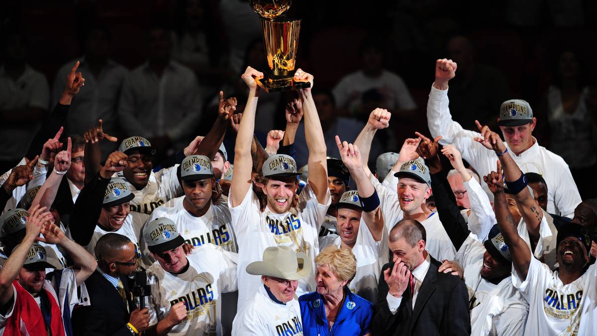 Im ersten Finalspiel zog sich Nowitzki bereits einen Sehnenriss im linken Mittelfinger zu. Doch auch das hinderte ihn nicht an der Teilnahme an den wichtigen Spielen. Am Ende gewannen die Mavericks die Finals mit 4:2 - und Nowitzki wurde MVP