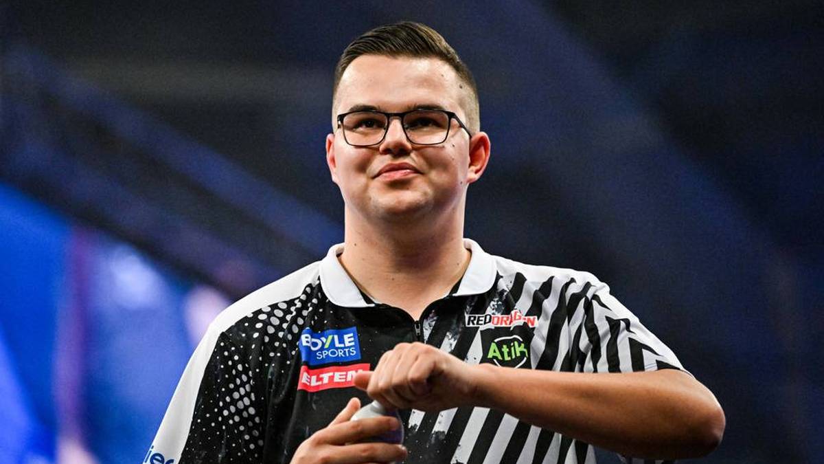 GIAN VAN VEEN (Niederlande):
Schaffte 2025 mit dem EM-Sieg seinen endgültigen Durchbruch. Kämpft im Ally Pally auch um einen Premier-League-Startplatz. Kann monströse Averages ins Board nageln