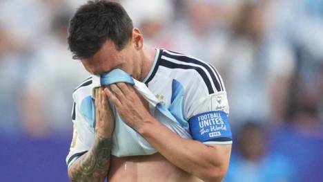 Nach seinem ersten Treffer im WM-Auftaktspiel gegen Algerien bricht Lionel Messi in Tränen aus. Der Argentinier erklärt anschließend, was hinter dem emotionalen Ausbruch steckt.