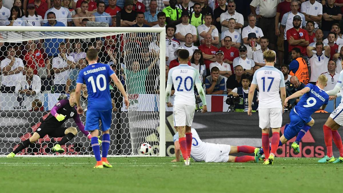 Islands Kolbeinn Sigthorsson zieht von der Strafraumgrenze mangels besserer Alternativen einfach mal ab, und das Unheil nimmt seinen Lauf. Man sieht hier schon, dass Hart eventuell zu spät an den Ball kommen könnte