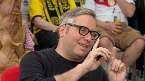 Die lange Wartezeit beim Videobeweis nervt viele Fans und auch Philipp Köster, wie er im STAHLWERK Doppelpass drastisch formuliert.