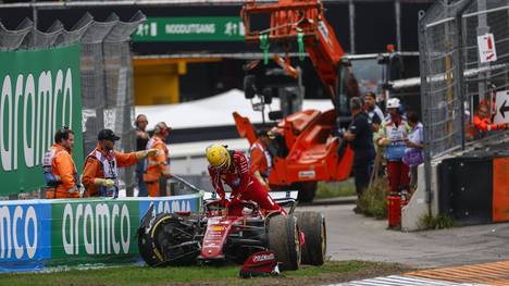 Oscar Piastri hat den Großen Preis der Niederlande gewonnen. Der Führende der Gesamtwertung profitiert auch vom Ausfall seines ärgsten Verfolgers Lando Norris. Die Ferrari-Piloten Lewis Hamilton und Charles Leclerc erleben hingegen ein Fiasko.