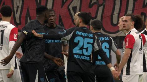 Victor Boniface geht beim Sieg von Bayer Leverkusen in Frankfurt seinen eigenen Mitspieler an. Der Stürmer muss anschließend mehrmals beruhigt werden.