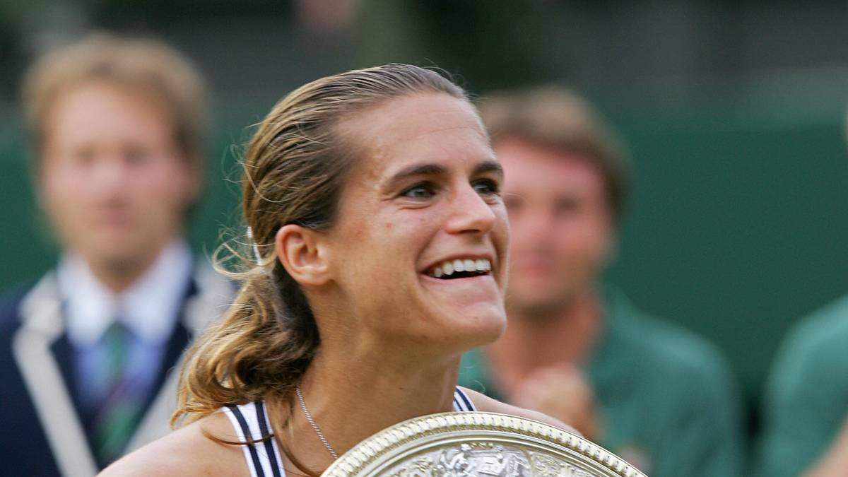 Besondere Wege ging auch AMELIE MAURESMO, Wimbledon-Siegerin 2006 und 39 Wochen lang Nummer 1 der Damen-Weltrangliste und später Teamchefin des französischen Fed-Cup-Teams