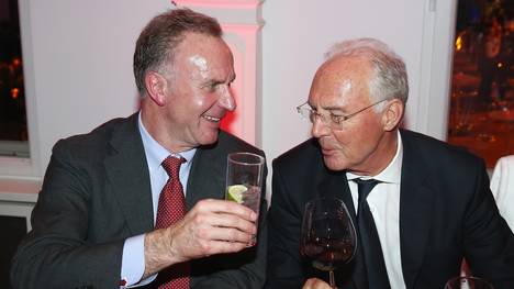 Franz Beckenbauer (r.) gratuliert Karl-Heinz Rummenigge zum 60. Geburtstag