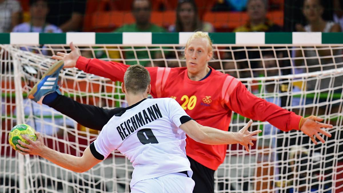 PLATZ 8, SCHWEDEN: Die Schweden sind eine der traditionsreichsten Handball-Nationen der Welt, durchschritten nach dem EM-Titel 2002 aber ein tiefes Tal.  Unter dem Trainergespann Ola Lindgren und Staffan Olsson knüpfen die Skandinavier allerdings langsam wieder an ihre goldenen Zeiten an. An einem guten Tag kann das Team um die Löwen-Keeper Andreas Palicka und Mikael Appelgren jeden schlagen