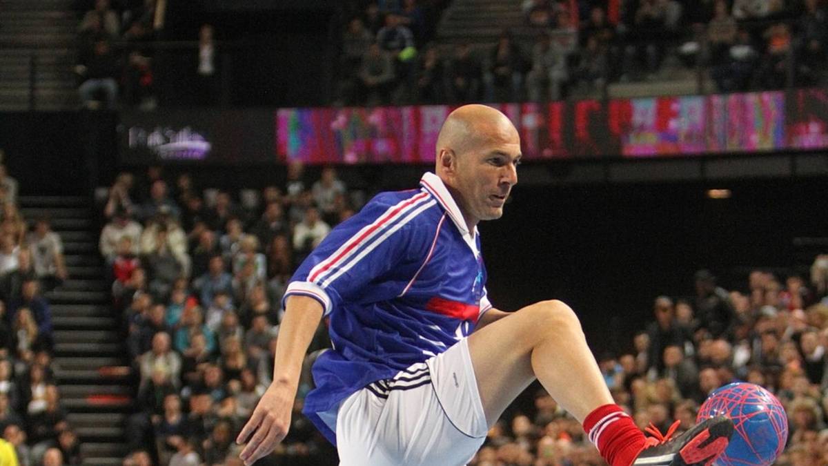 ZINEDINE ZIDANE: Zugegeben, es bedarf einer gewissen Vorstellungskraft, sich den schlaksigen Franzosen als Hallenspieler vorzustellen. Seine brillante Übersicht verdankt der ehemalige Weltfußballer seinen Anfängen beim Futsal