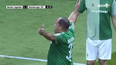 Beim Legenden-Hallenturnier in Oldenburg liefert Ailton als Publikumsliebling neben einigen Toren auch schöne Jubel und gewohnt witzige Szenen.