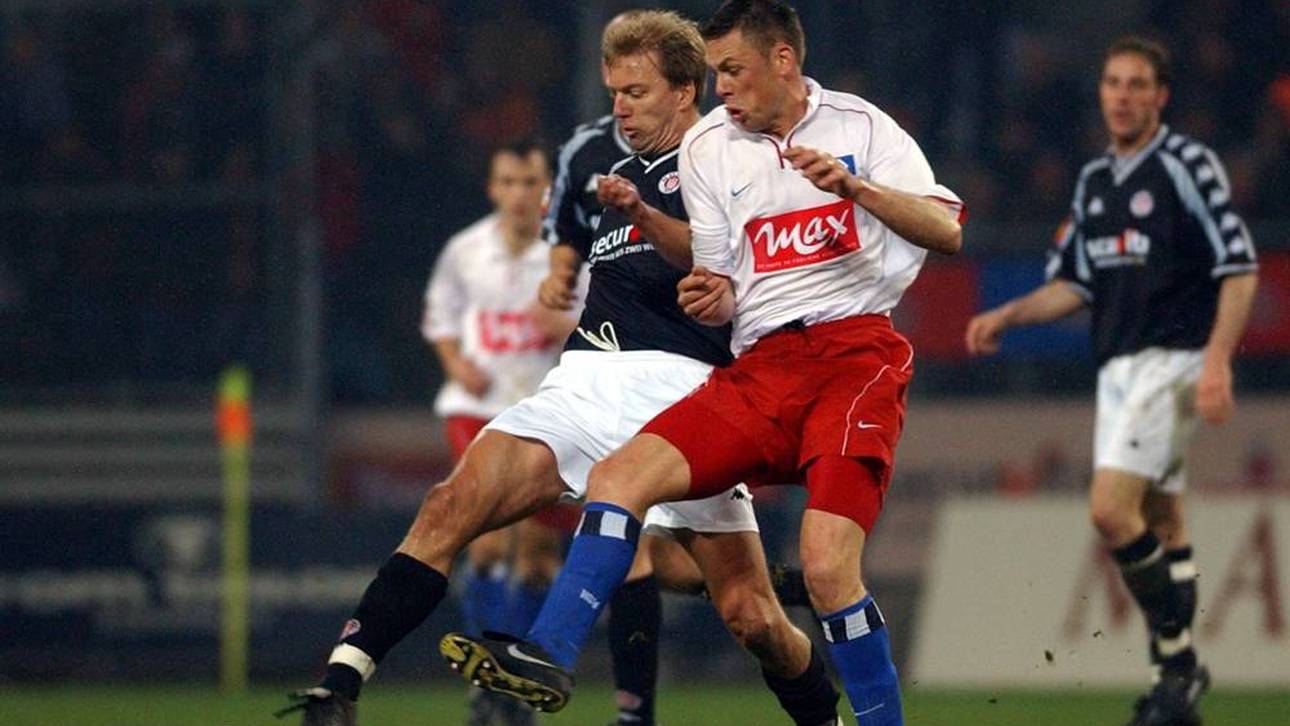 Erik Meijer (r.) gegen Andre Tulsen beim 4:3 Derbysieg des HSV im Jahr 2002