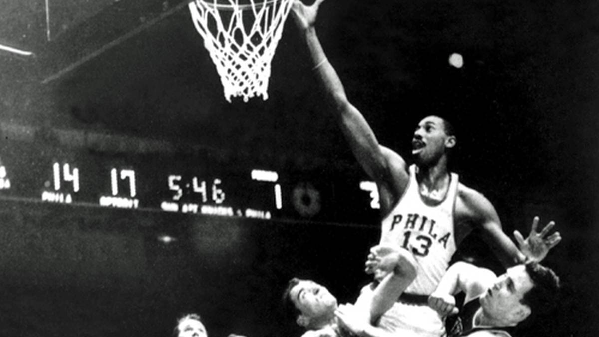 Wilt Chamberlain (oben) ist einer der spektakulärsten und dominantesten Spieler, den es jemals im Basketball gab. Am 2. März 1962 gelingt ihm ein Rekord, den wohl nie ein NBA-Spieler knacken wird: "Wilt the Stilt" erzielt 100 der 169 Punkte seiner Philadelphia Warriors im Spiel gegen die New York Knicks