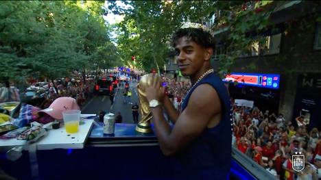 Die spanische Nationalmannschaft ist zurückgekehrt - und wird auf den Straßen der Hauptstadt Madrid von Zehntausenden gefeiert. 