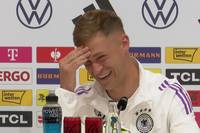 Bei der Pressekonferenz von David Raum und Joshua Kimmich kommt es zu einer schrägen Frage, die die DFB-Stars etwas überfordert.