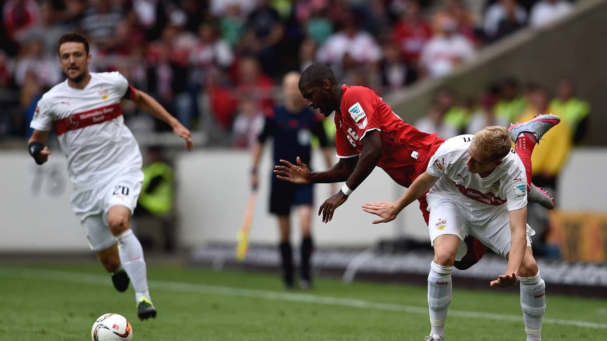 Stuttgarts Timo Baumgartl lässt den neuen Kölner Stürmer Anthony Modeste hüpfen: Im letzten Spiel des ersten Bundesliga-Wochenendes der neuen Saison geht es gleich intensiv zur Sache