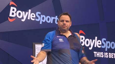 Adrian Lewis gewinnt in der ersten Runde des World Darts Grand Prix gegen José de Sousa und macht den Einzug in Runde zwei perfekt.