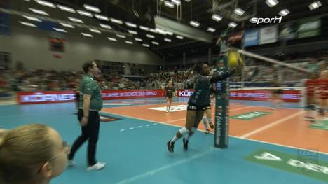 Im letzten Spiel der Zwischenrunde streiten sich der Dresdner SC und der SC Potsdam um Rang drei der Zwischenrundentabelle. Spektakulär ist besonders ein Ballwechsel.